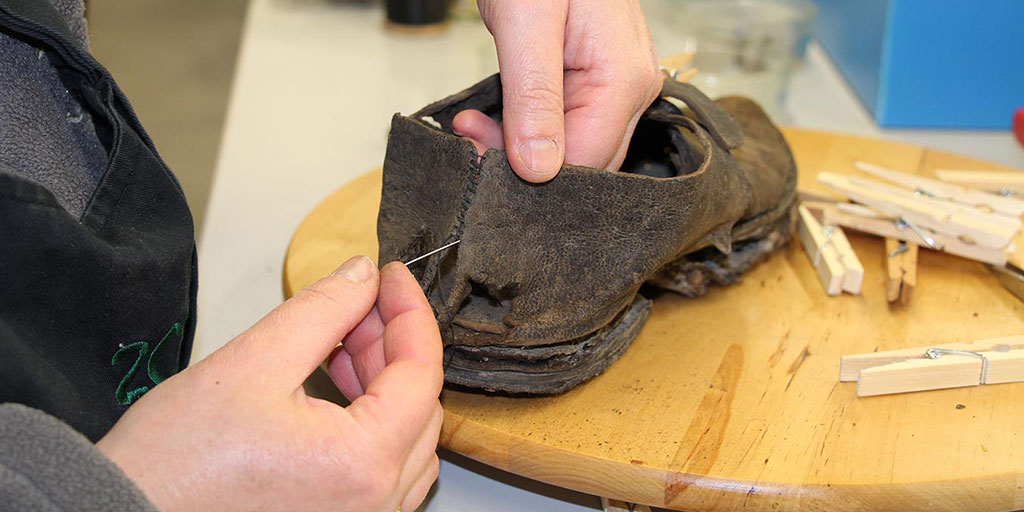 Photo 1 : Waterlogged Archaeological Leather Shoe Discovered on the Wreck of the Jeanne-Elisabeth (1755) La couture dans l’axe du talon est refaite à l’identique 