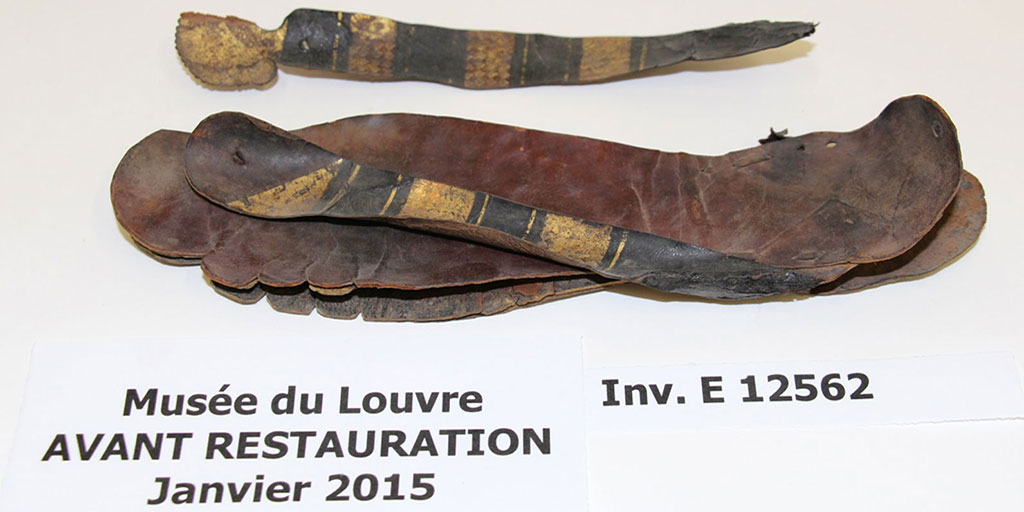 Photo 1 : Conservation of a pair of coptic sandals kept by the Louvre museum in Paris Etat avant restauration d’une des deux sandales. 
