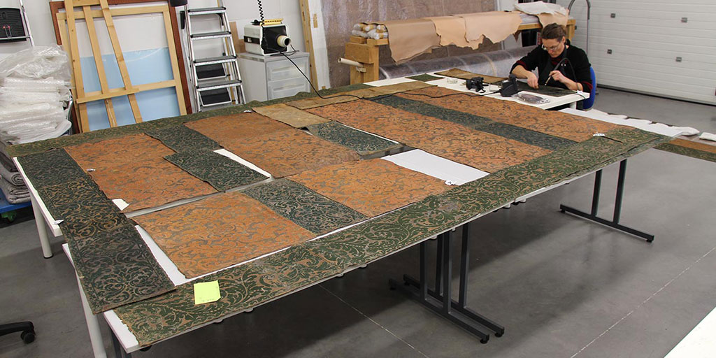 Photo 1 Conservation and reassembly of the panels in the workshop.
