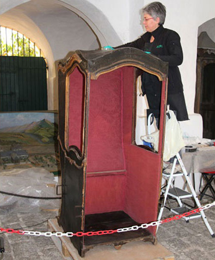 Photo 1 : Conservation of a Sedan chair kept at the Bonaparte House in Ajaccio (Corsica) Nettoyage de la chaise dans les salles du musée. 